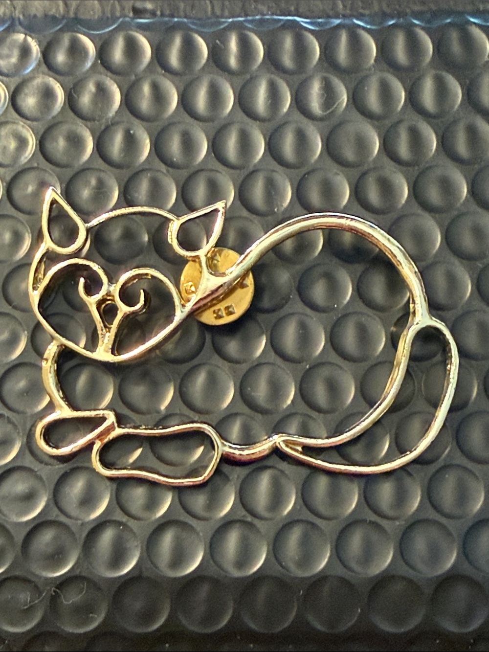 Vntg Gold Tone Large Laying Cat Cut Out Silhouette Pin